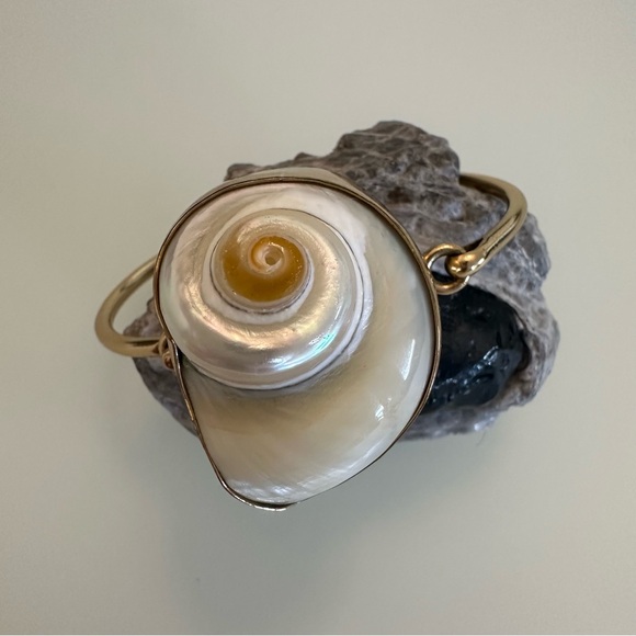 Charles Albert | Unique Cinnerus Shell Bangle / Bracelet - Picture 10 of 16